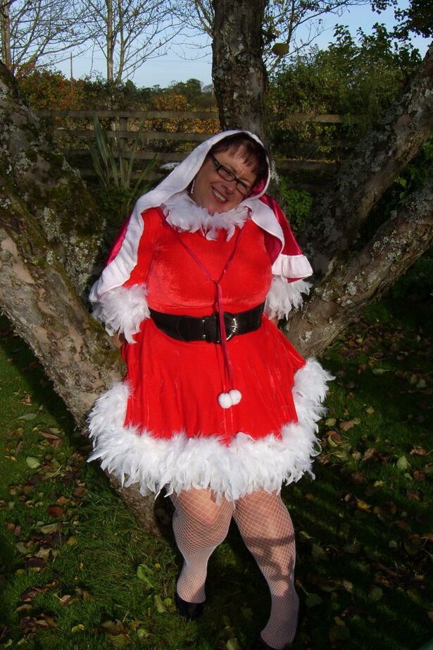 20P La gorda amateur Warm Sweet Honey practica sexo lésbico al aire libre en Navidad