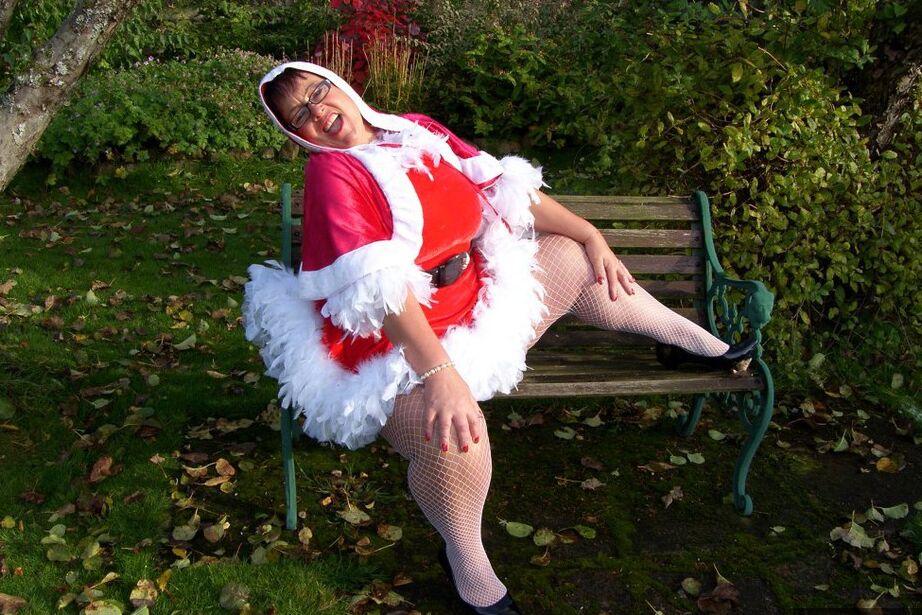 20P La gorda amateur Warm Sweet Honey practica sexo lésbico al aire libre en Navidad