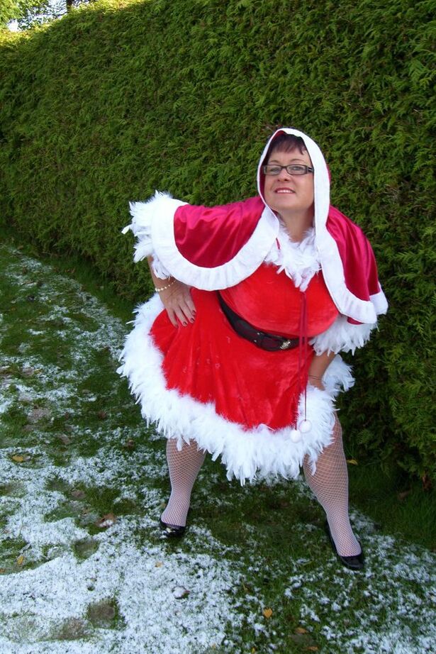 20P La gorda amateur Warm Sweet Honey practica sexo lésbico al aire libre en Navidad