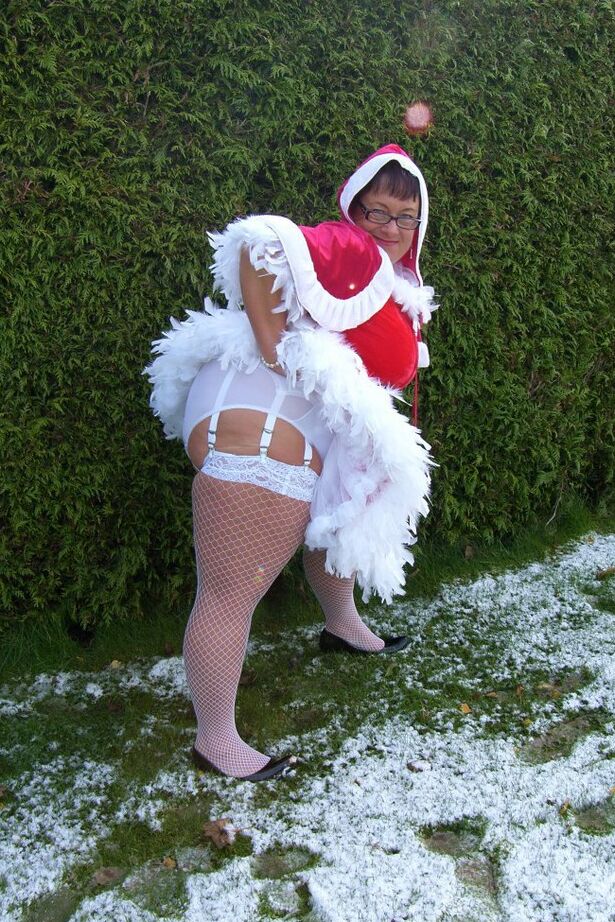 20P La gorda amateur Warm Sweet Honey practica sexo lésbico al aire libre en Navidad