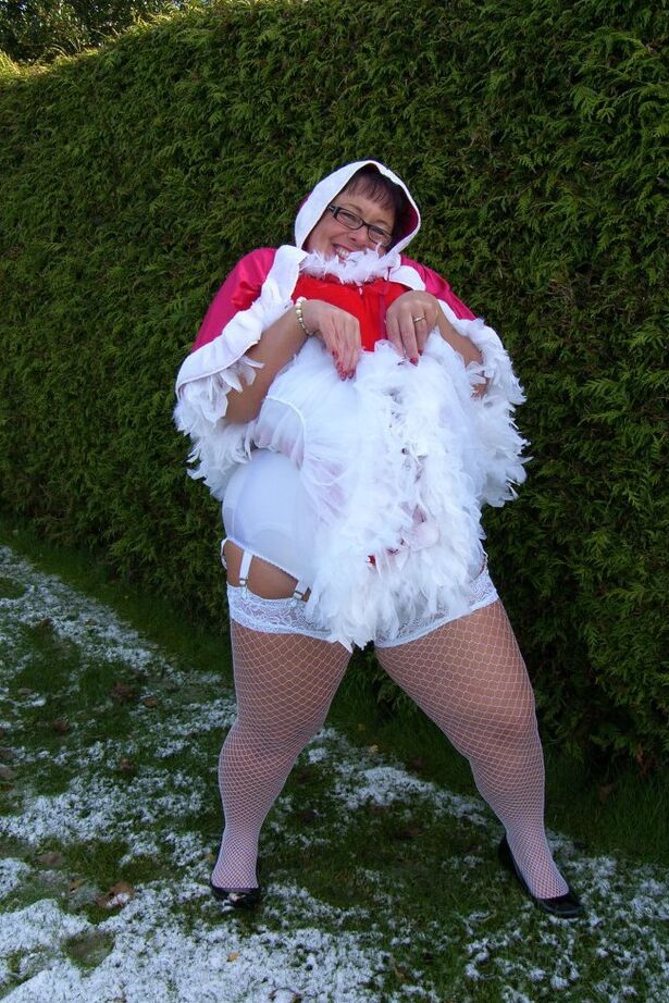20P La gorda amateur Warm Sweet Honey practica sexo lésbico al aire libre en Navidad