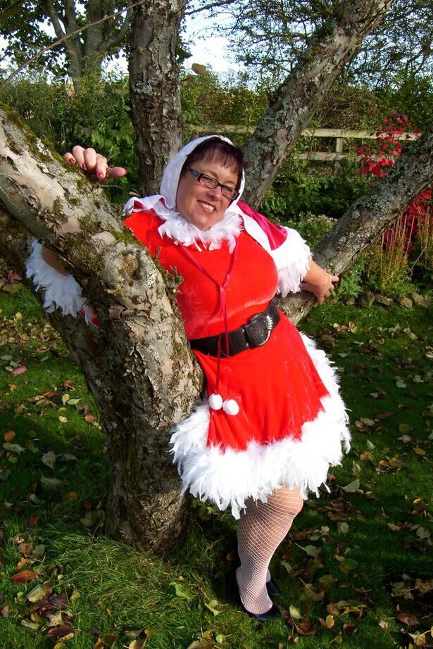 20P La gorda amateur Warm Sweet Honey practica sexo lésbico al aire libre en Navidad