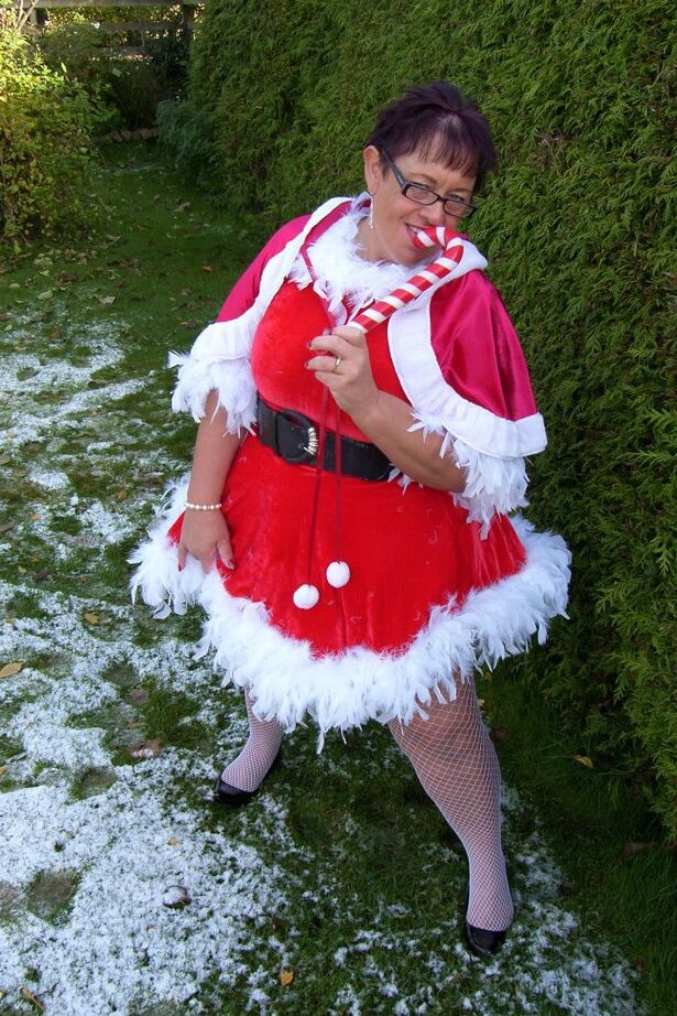 20P La gorda amateur Warm Sweet Honey practica sexo lésbico al aire libre en Navidad
