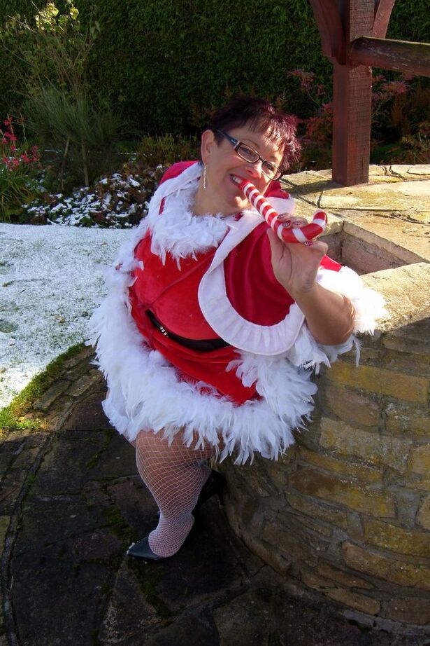 20P La gorda amateur Warm Sweet Honey practica sexo lésbico al aire libre en Navidad