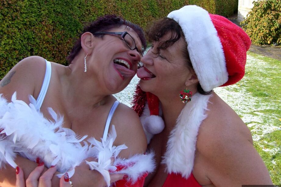 20P La gorda amateur Warm Sweet Honey practica sexo lésbico al aire libre en Navidad