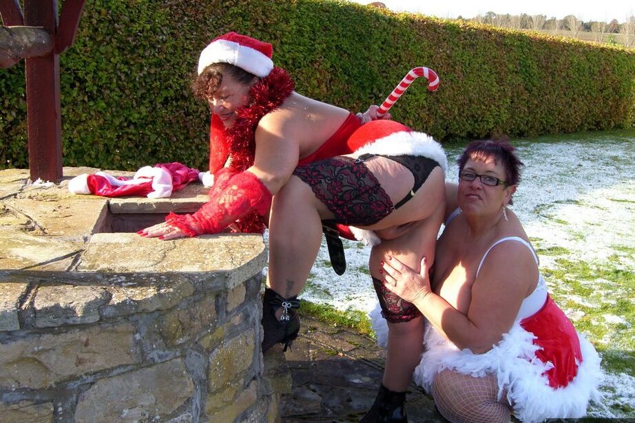 20P La gorda amateur Warm Sweet Honey practica sexo lésbico al aire libre en Navidad