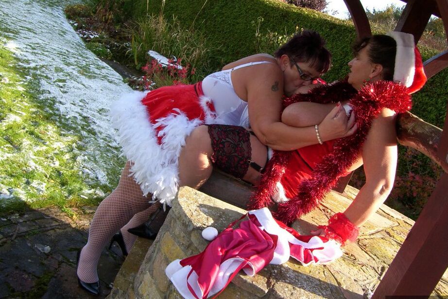 20P La gorda amateur Warm Sweet Honey practica sexo lésbico al aire libre en Navidad