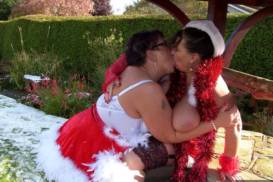 20P La gorda amateur Warm Sweet Honey practica sexo lésbico al aire libre en Navidad