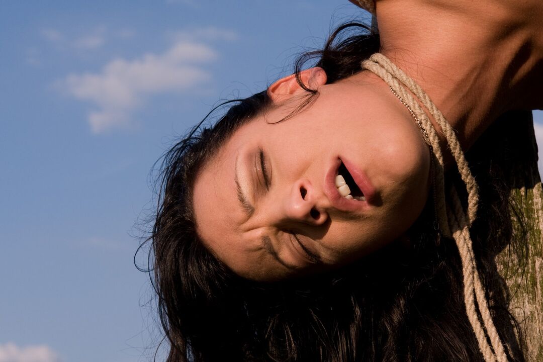 21P Esclavas folladas por el culo al aire libre después de ser atadas por su amo
