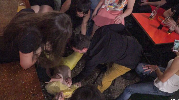 15P Comer culo, tirar del pelo, escupir en la cara, garganta profunda agresiva, anal duro