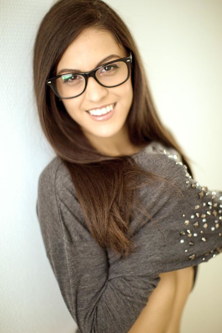 17P Universitaria nerd le entrega su coño en la pista de aterrizaje a su sugar daddy