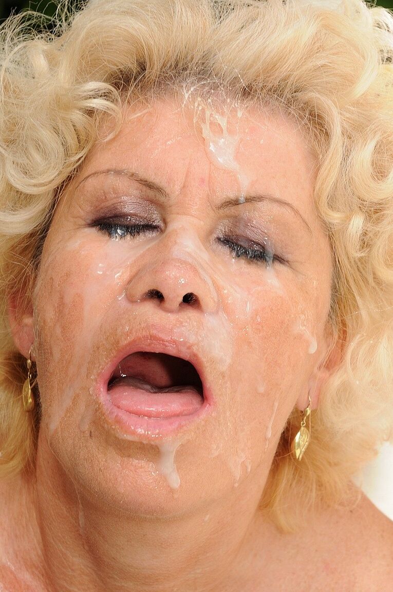 20P Die vollbusige Oma-Amateurin Effie spreizt sich auf der Terrasse für eine Blowjob-Gesichtsbehandlung