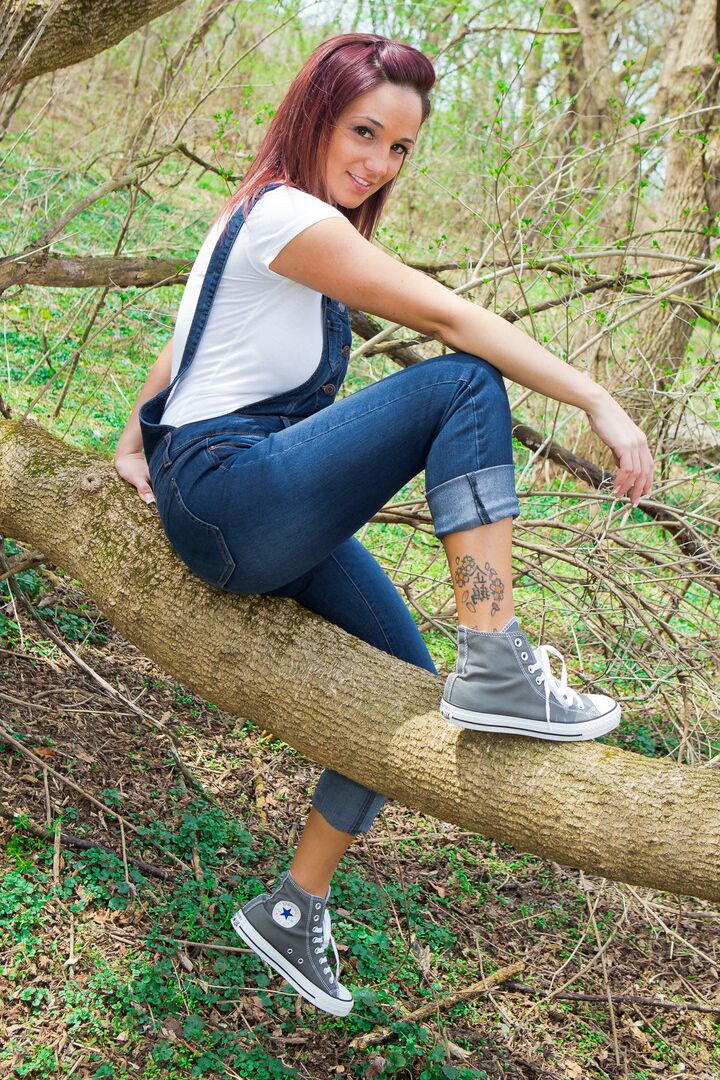 15P A deslumbrante ruiva Nikki tira a camisa justa na floresta