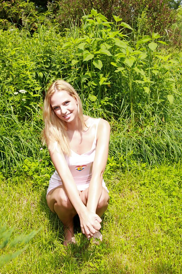 16P Close-up da masturbação de uma linda adolescente Kyra na floresta