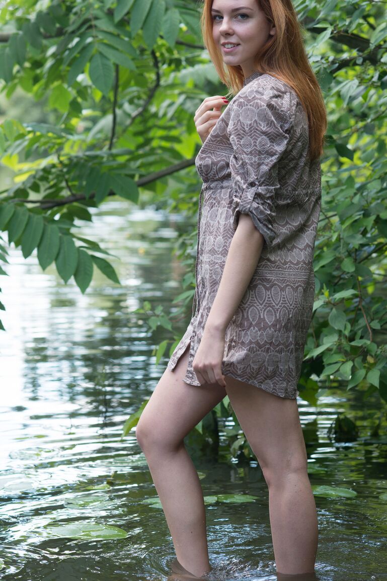 21P La sexy pelirroja Candy Red muestra sus grandes pezones y su vagina afeitada en el bosque