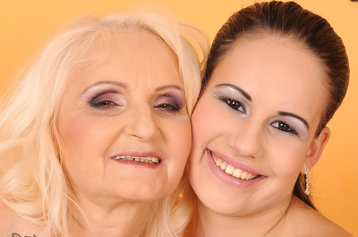 20P Blonde Oma in Strümpfen und versauter Teenager probieren gegenseitig die nassen Fotzen