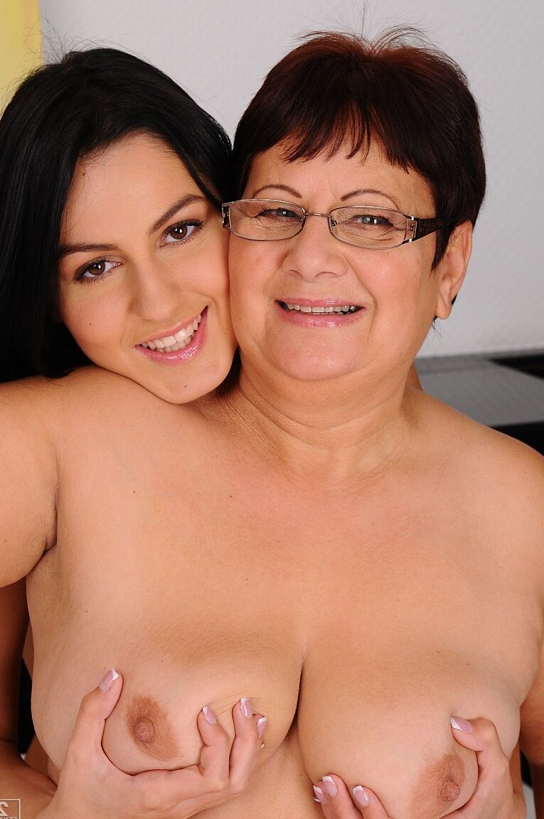 18P Estudante húngara e milf madura brincam no quarto