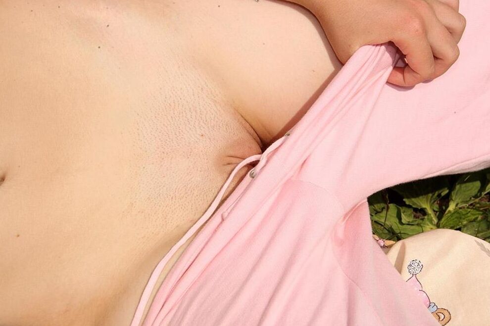 16P Adolescente amateur se desnuda antes de meterse los dedos en el coño sobre una manta en el jardín