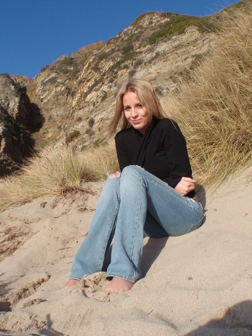 15P Namorada linda abaixa as calças ao ar livre para fazer um show sexy
