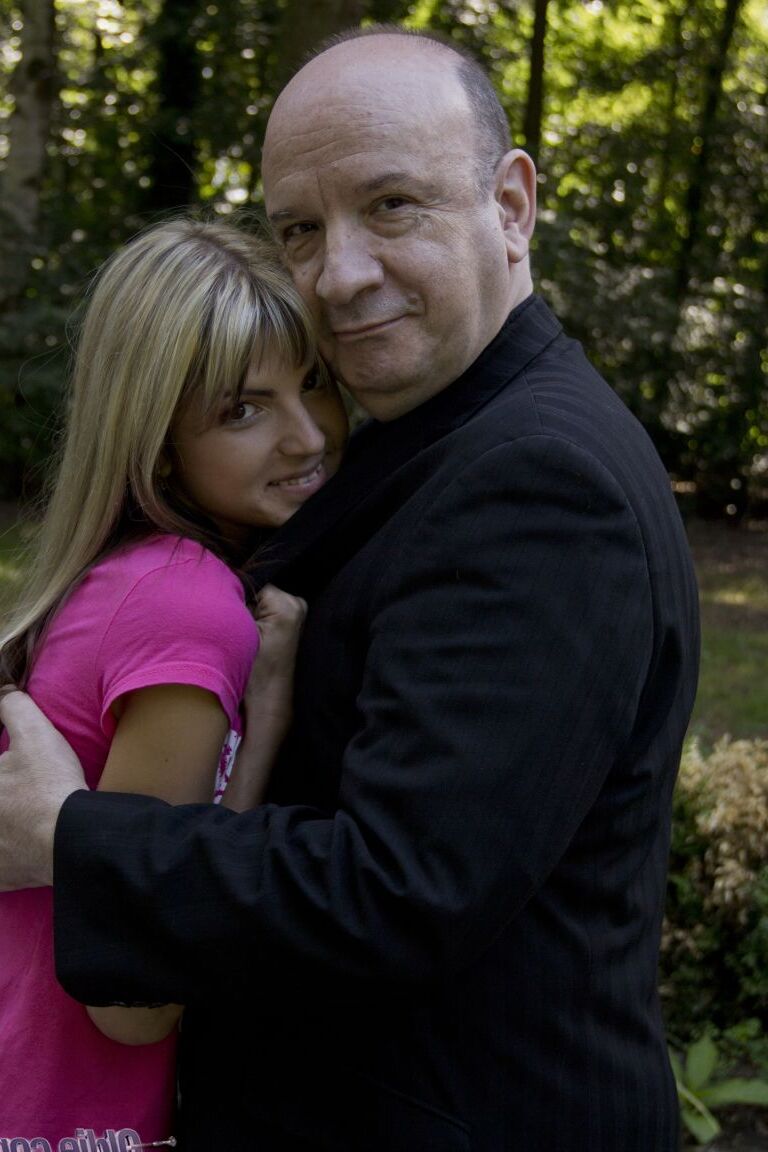 18P Die schmutzige blonde Teenagerin Gina Gerson beglückt ihren wohlhabenden Gönner, nachdem er nach Hause kommt