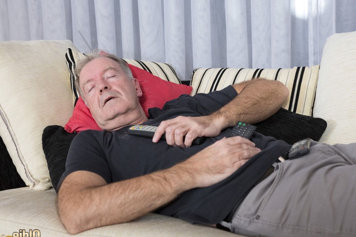 17P 2 meninas oferecem ao seu sugar daddy um trio inesquecível