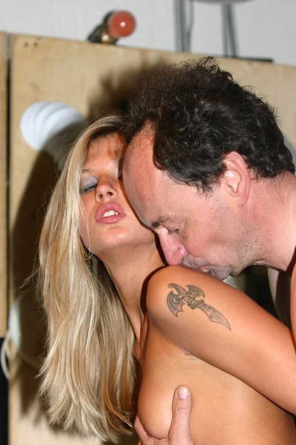 12P Joven rubia y su profesora de química inician relación sexual