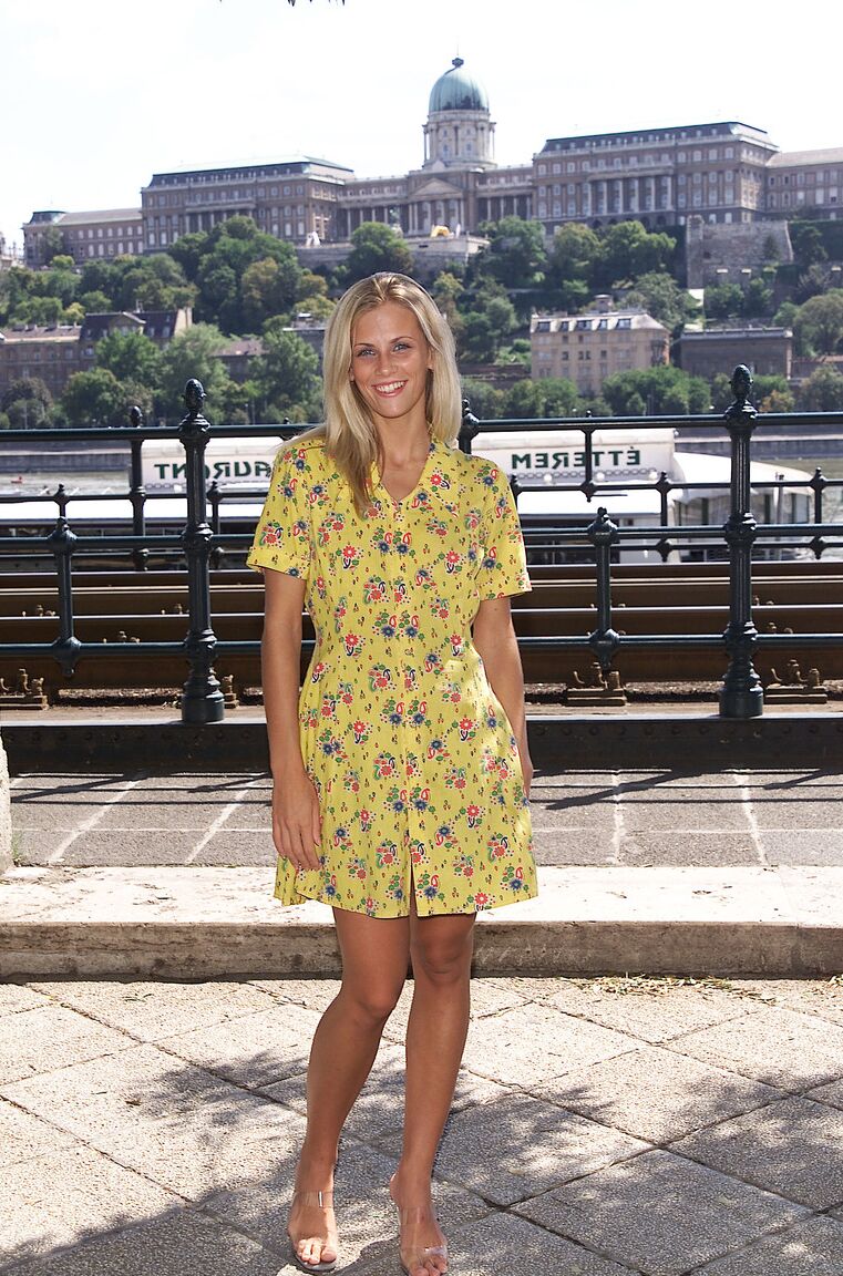 20P La joven rubia Krisztina se quita el vestido amarillo y hace alarde de su cuerpo en público