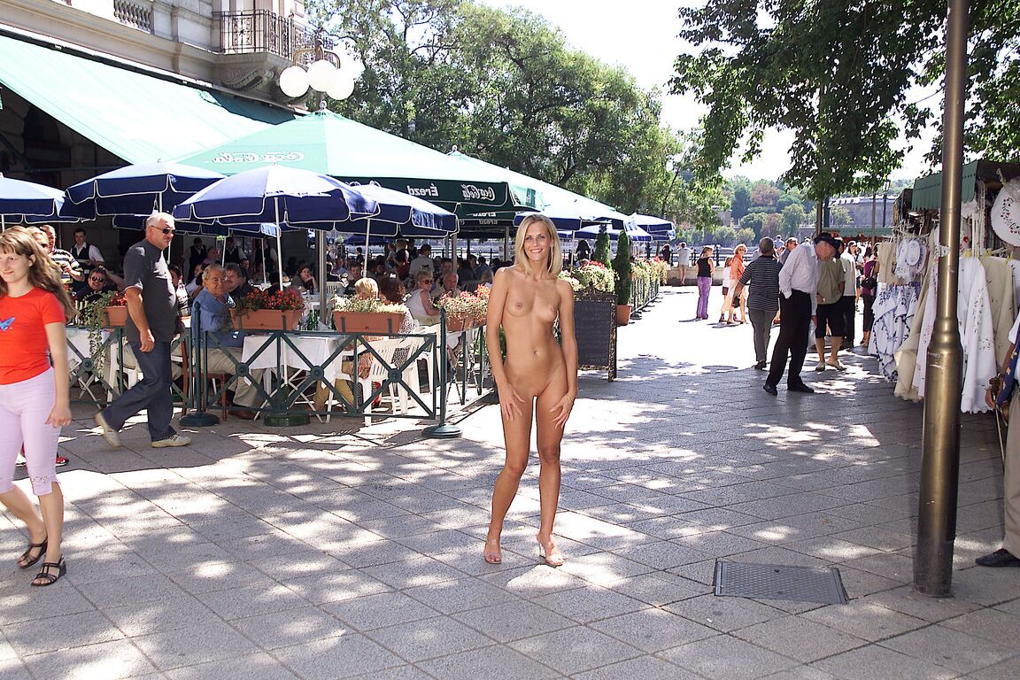20P La joven rubia Krisztina se quita el vestido amarillo y hace alarde de su cuerpo en público