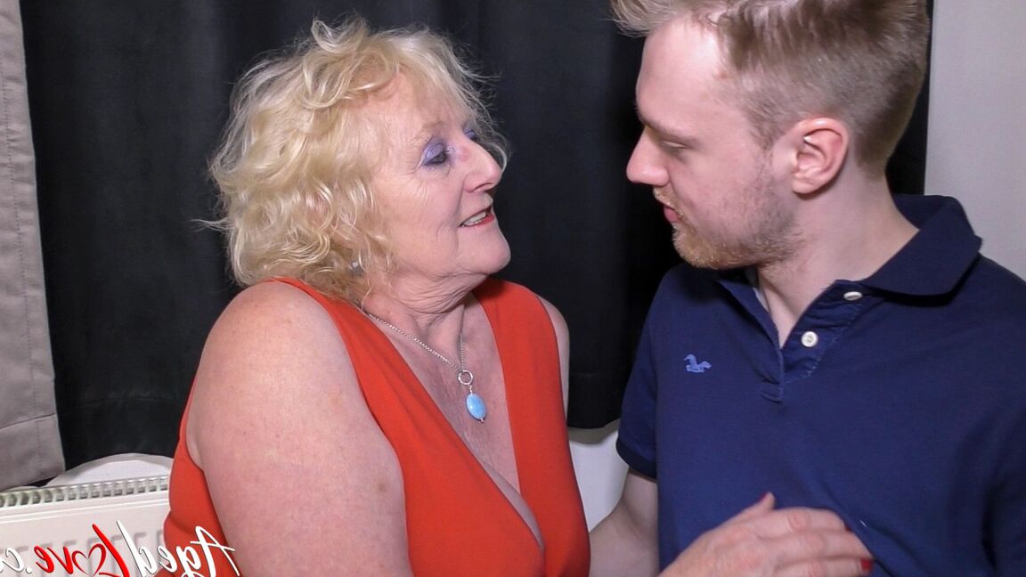 21P Abuela rubia en lencería Claire Knight muestra sus tetas caídas antes del sexo