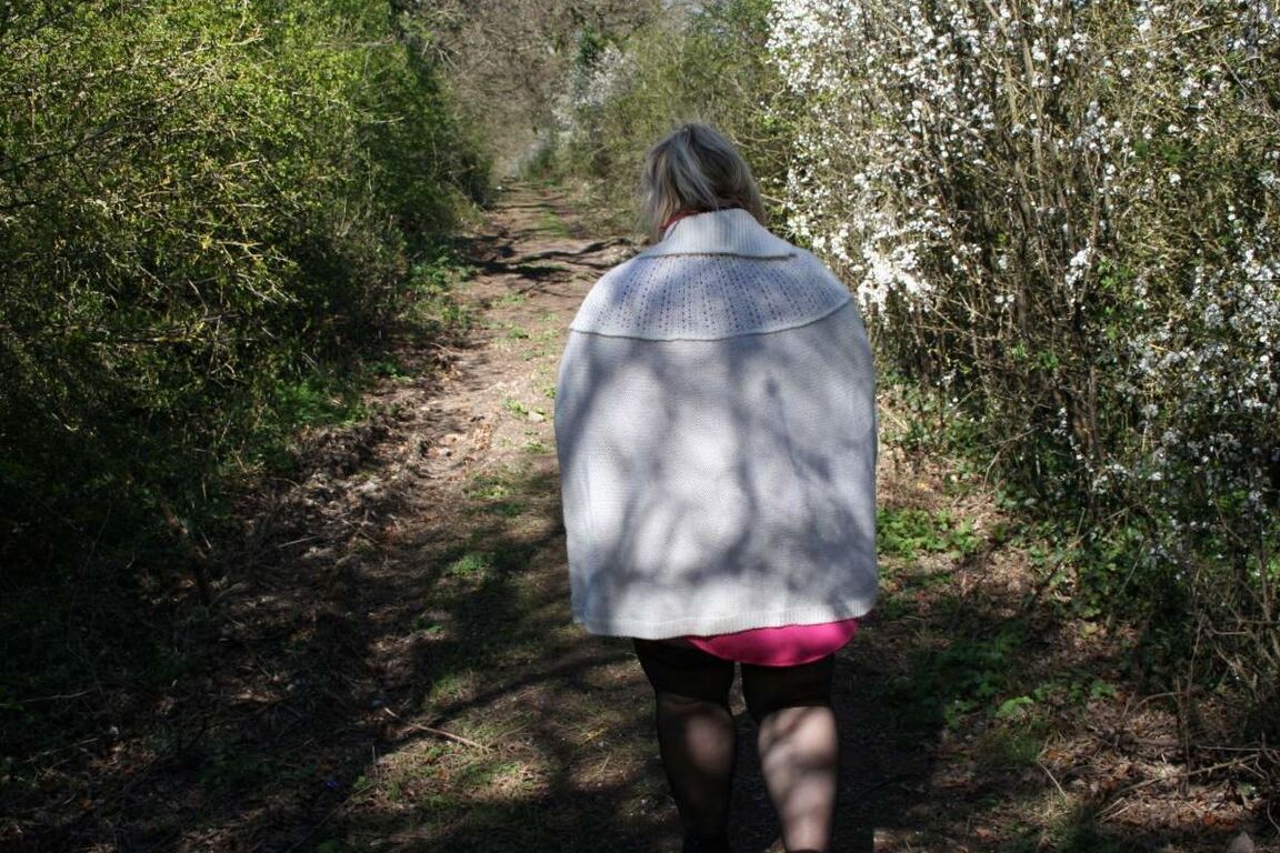 Lexie Cummings, grosse britannique 16P, déchaîne son gros cul dans une zone rurale