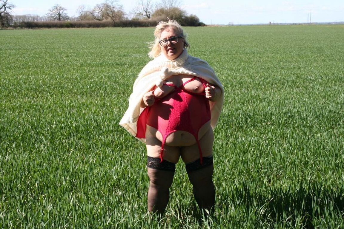 Lexie Cummings, grosse britannique 16P, déchaîne son gros cul dans une zone rurale