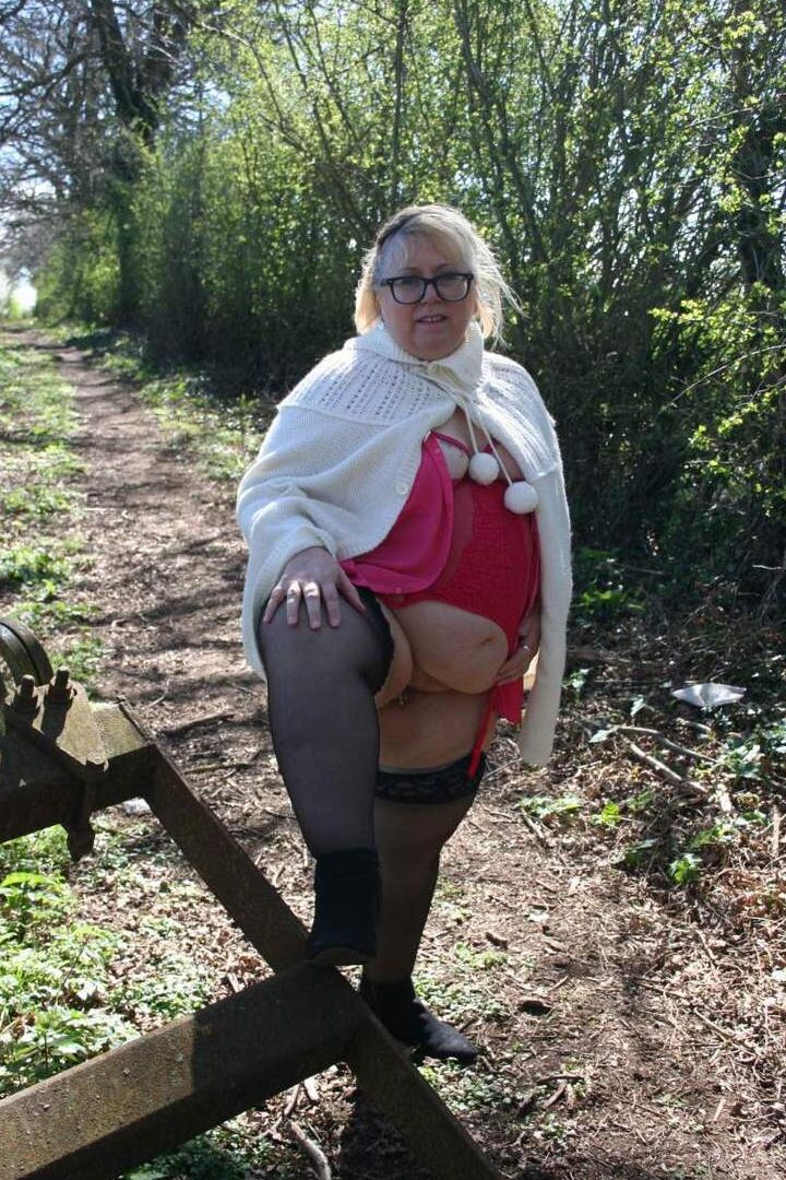 Lexie Cummings, grosse britannique 16P, déchaîne son gros cul dans une zone rurale