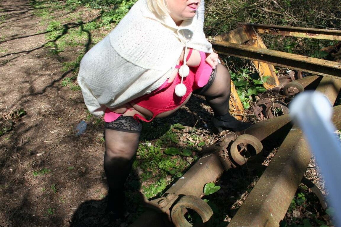 Lexie Cummings, grosse britannique 16P, déchaîne son gros cul dans une zone rurale