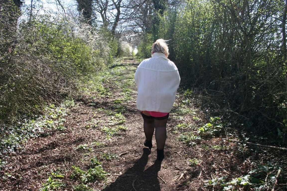 Lexie Cummings, grosse britannique 16P, déchaîne son gros cul dans une zone rurale