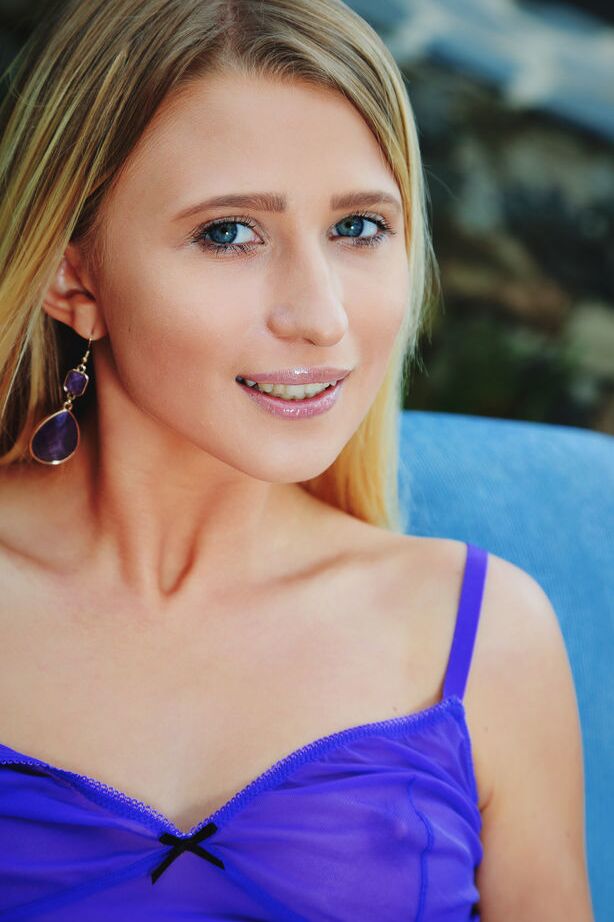 18P Lisa Dawn se desnuda al aire libre mientras hace alarde de su cuerpo apretado en la silla