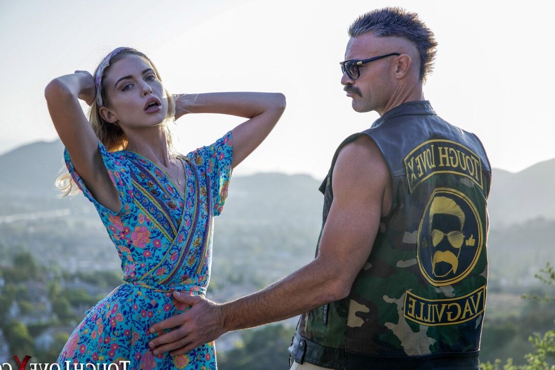 20P Loira magra mostra sua boca cheia de porra depois do sexo fora de um trailer à noite