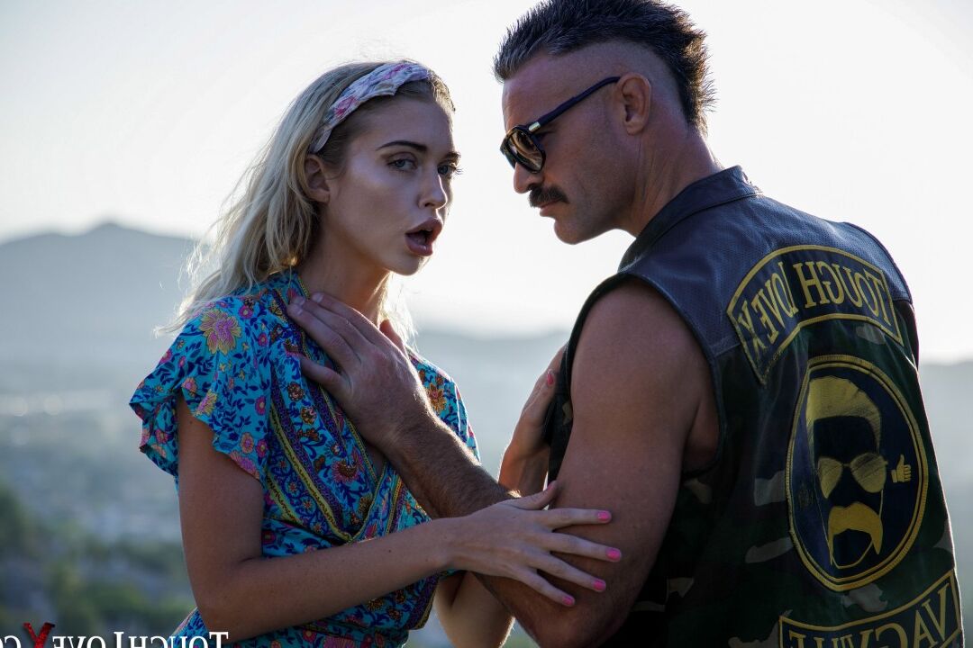 20P Loira magra mostra sua boca cheia de porra depois do sexo fora de um trailer à noite