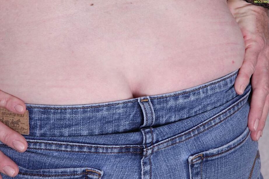 16P Madura europea verónica desnudándose y abriendo el coño