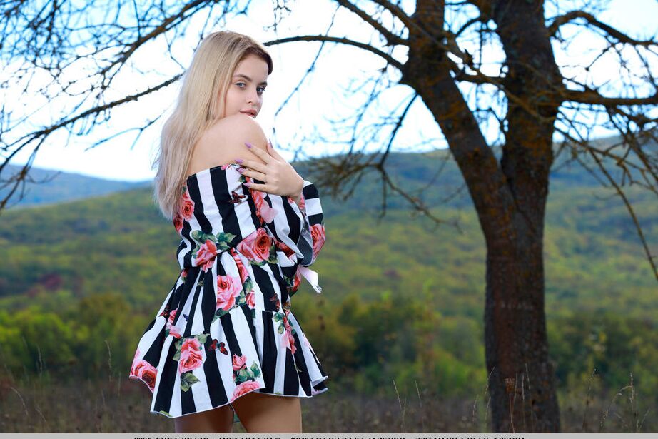 18P Die hübsche blonde Teenagerin Monika Jelolt macht sich auf einer Decke auf einem Feld völlig nackt