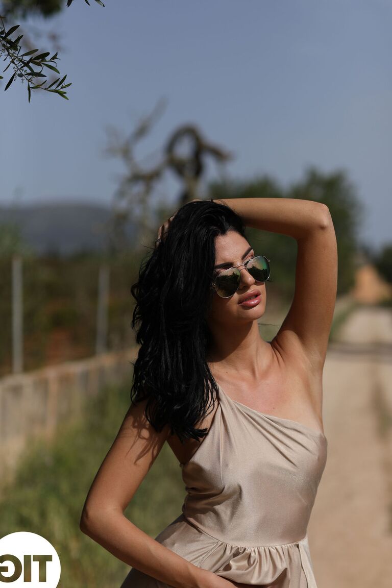 21P Skinny Model Sarah Long zieht ihr Kleid aus und zeigt ihre schönen Brüste im Freien