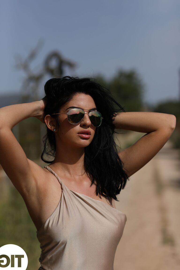 21P Skinny Model Sarah Long zieht ihr Kleid aus und zeigt ihre schönen Brüste im Freien