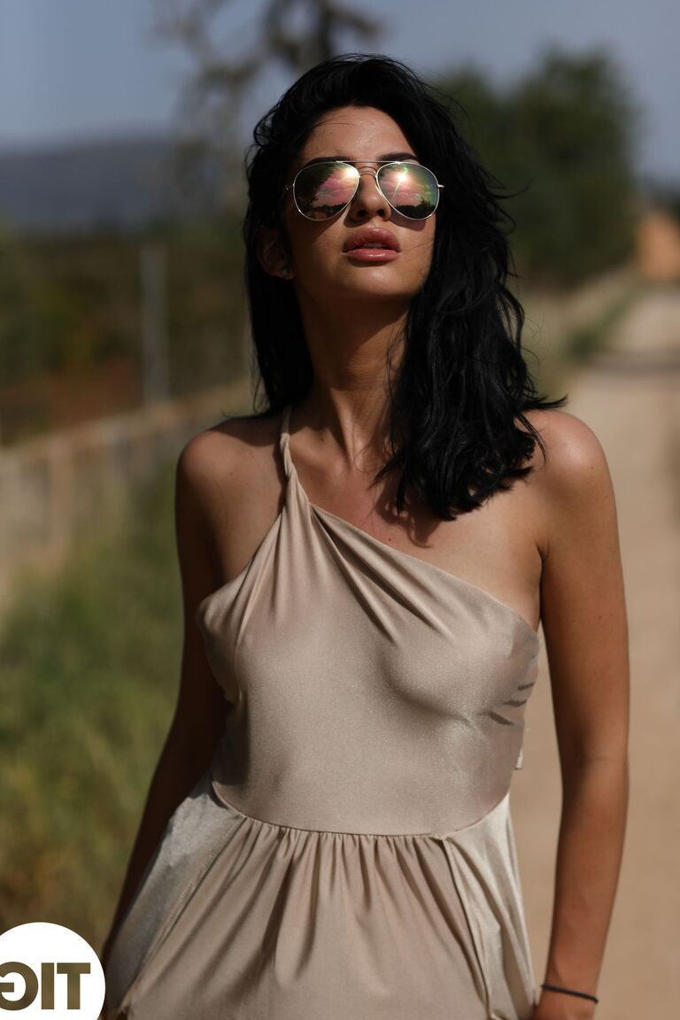21P Skinny Model Sarah Long zieht ihr Kleid aus und zeigt ihre schönen Brüste im Freien