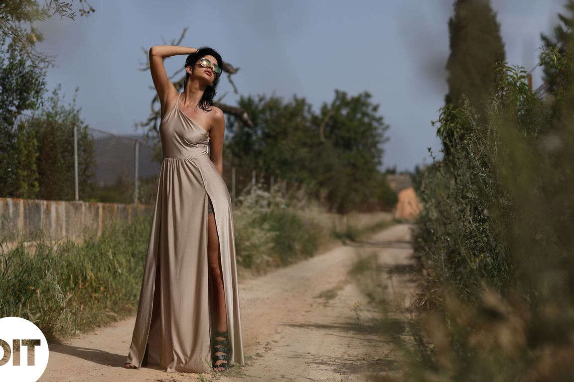 21P Skinny Model Sarah Long zieht ihr Kleid aus und zeigt ihre schönen Brüste im Freien