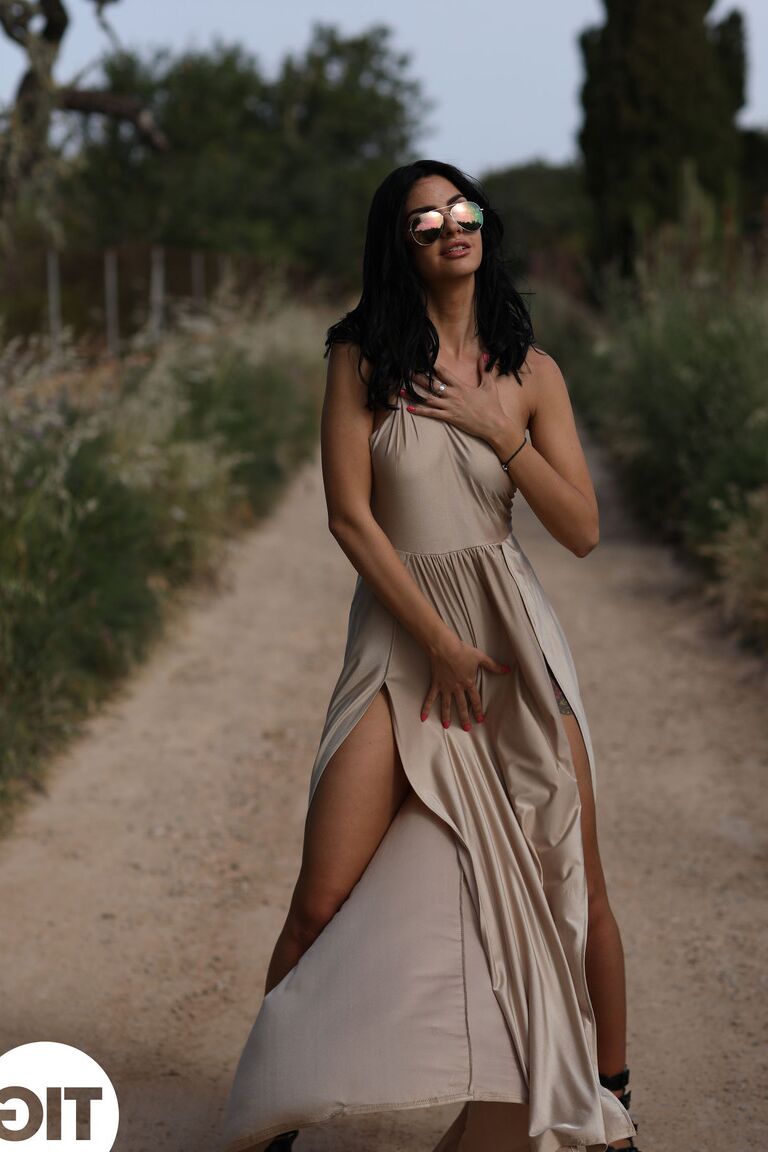 21P Skinny Model Sarah Long zieht ihr Kleid aus und zeigt ihre schönen Brüste im Freien