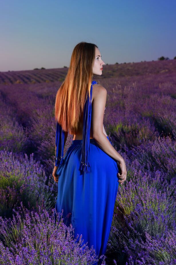18P La simpática jovencita Hailey se desnuda totalmente en un campo de lavanda al atardecer