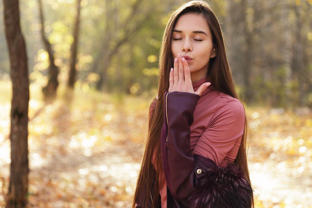16P Милая русская девушка Леона Миа ест мороженое в лесу, будучи одетой