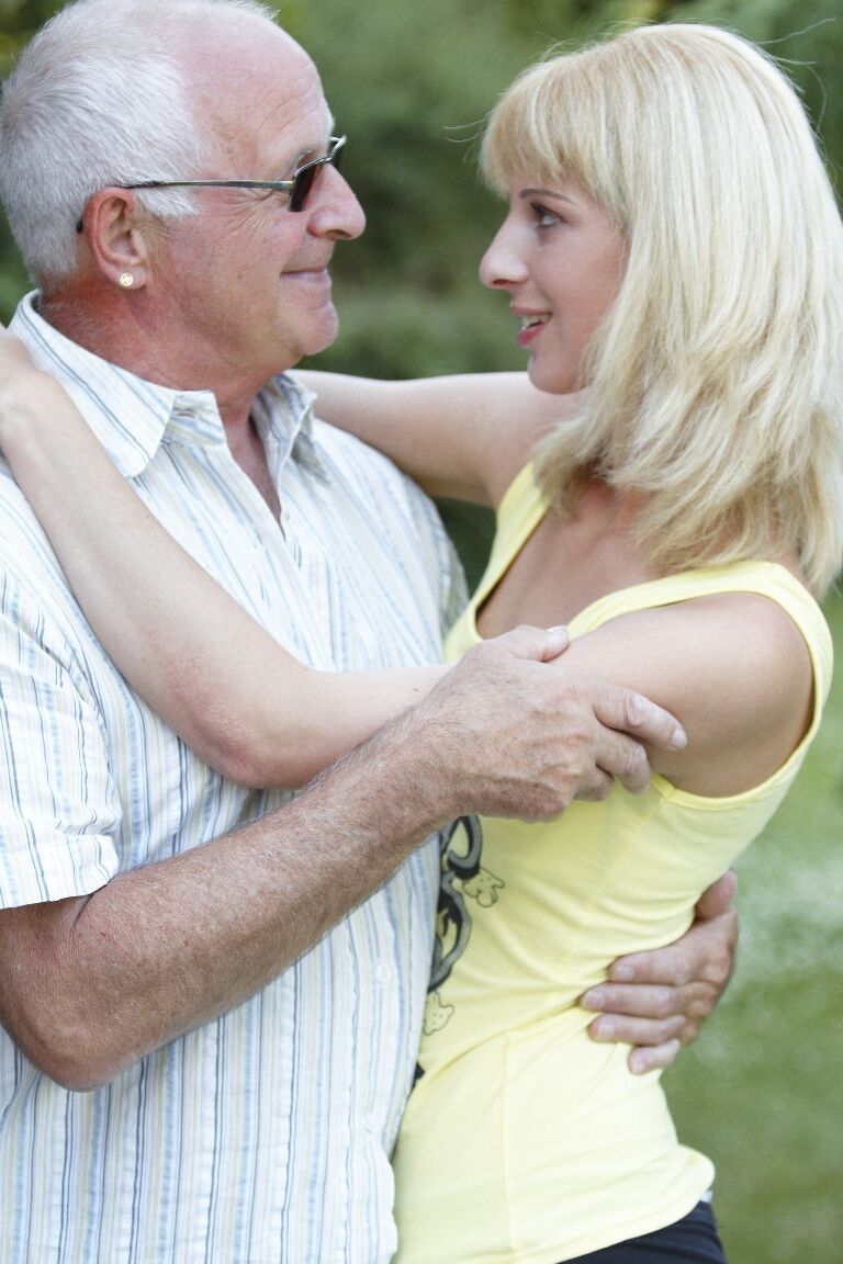 17P Viejo hace el amor con la joven amante rubia Mia Hilton al aire libre