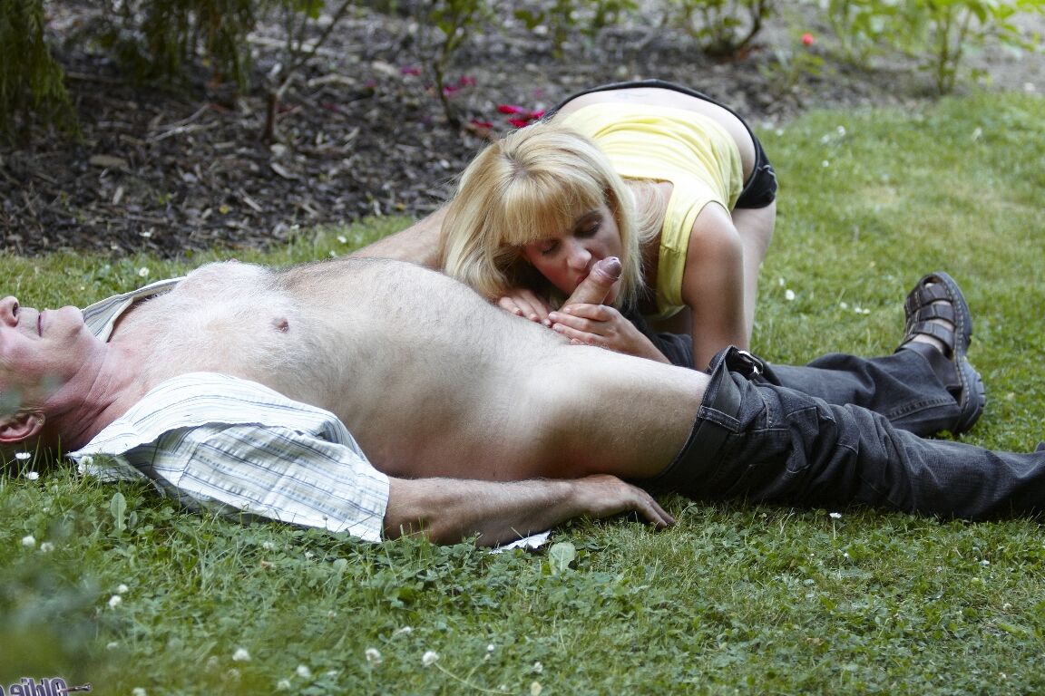 17P Viejo hace el amor con la joven amante rubia Mia Hilton al aire libre