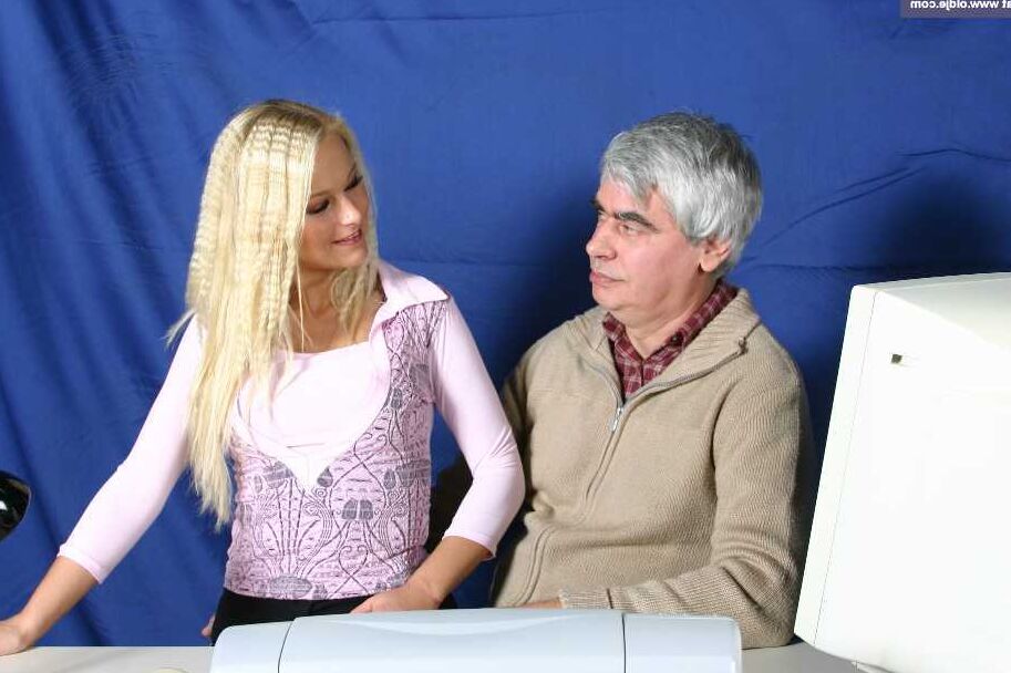 17P La joven rubia Vivien Sol se desnuda para provocar al abuelo