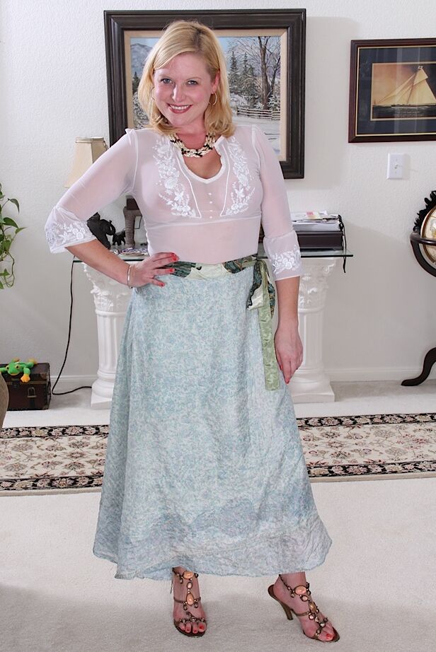 16P Non nude older lady Lynn Miller exposing hairy snatch while undressing